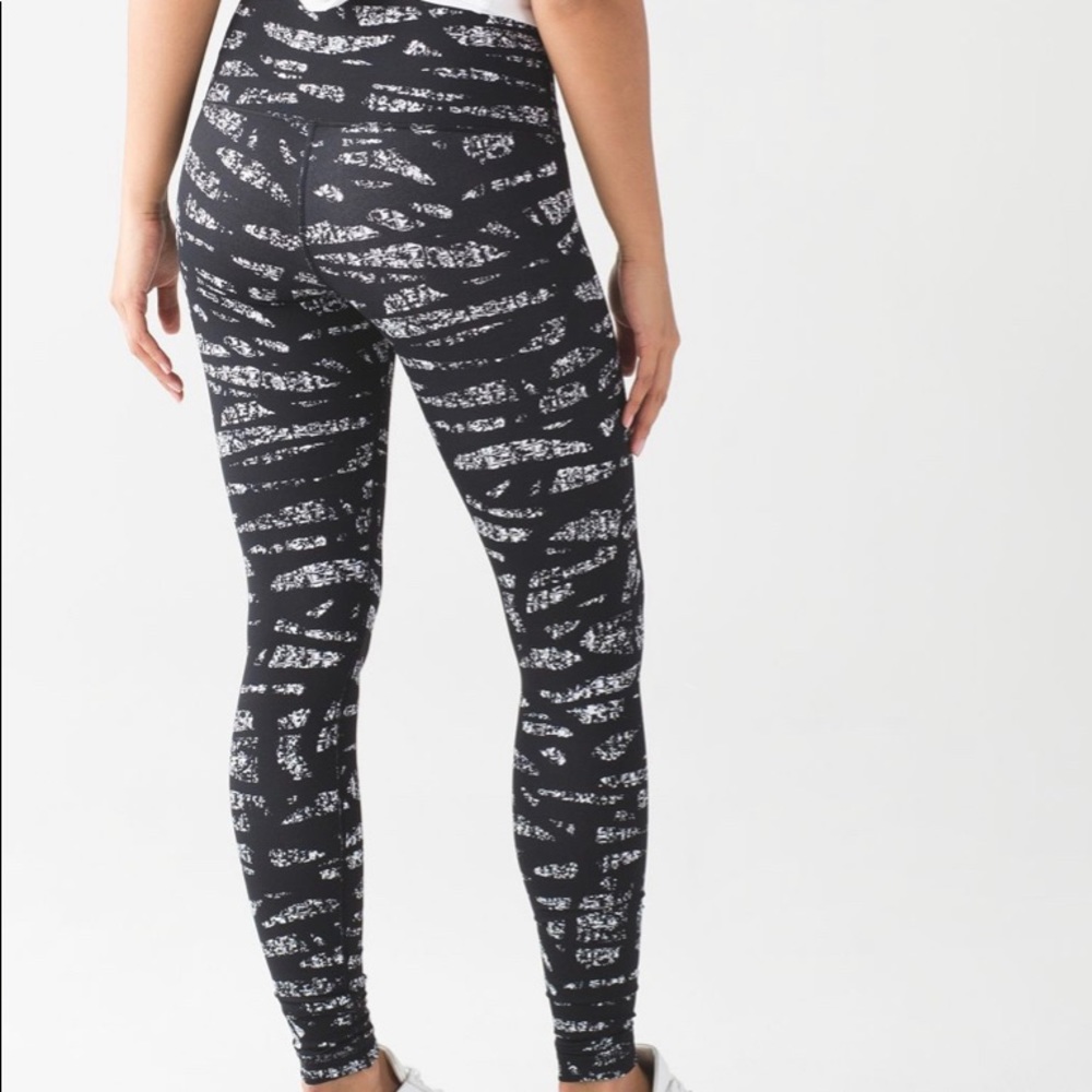 lululemon Wunder Under 28” - Graf Black White - size 6